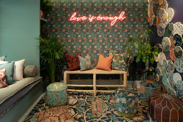 Decorating with neon lights