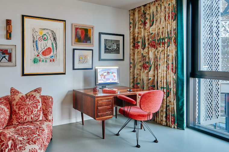Incorporating art into an interior scheme